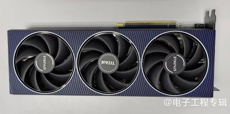 Intel顶配游戏显卡拆解,里面长什么样?(图3) Intel顶配游戏显卡拆解,里面长什么样?(图3)