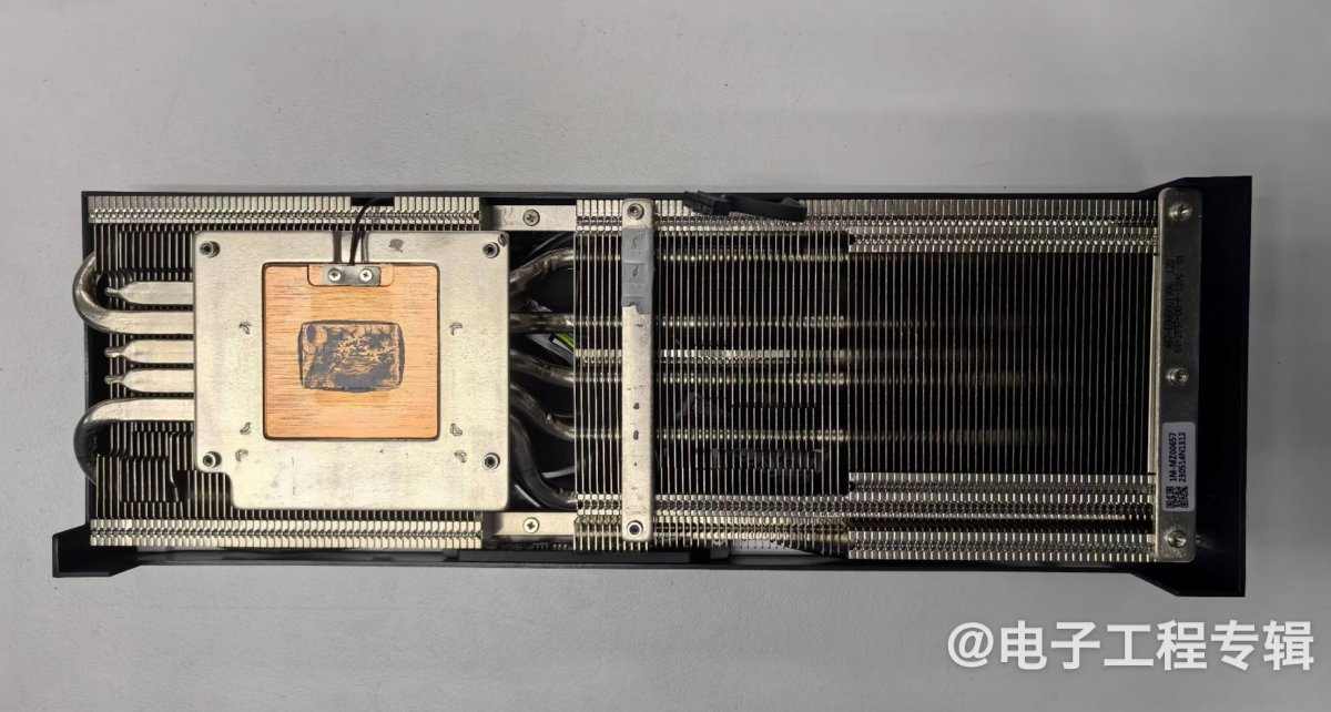 Intel顶配游戏显卡拆解,里面长什么样?(图10) Intel顶配游戏显卡拆解,里面长什么样?(图10)