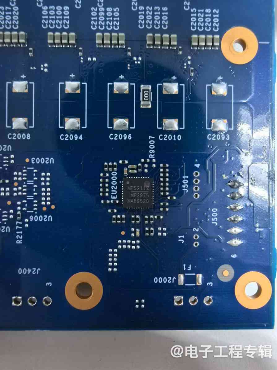 Intel顶配游戏显卡拆解,里面长什么样?(图19) Intel顶配游戏显卡拆解,里面长什么样?(图19)