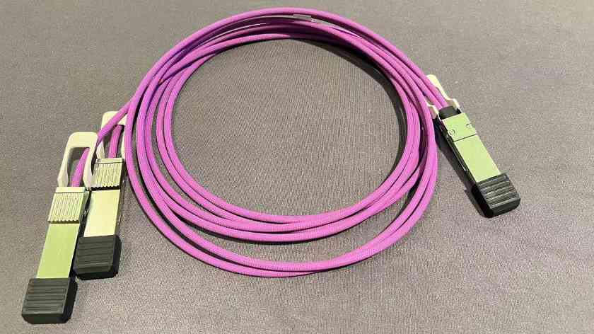 Credo AI驱动营收大涨70% 有源电缆技术助力数据中心