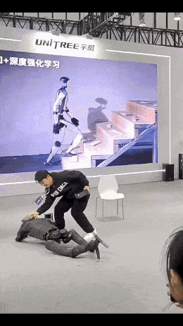 全球人形机器人商业化元年到来 出货量将达万台规模