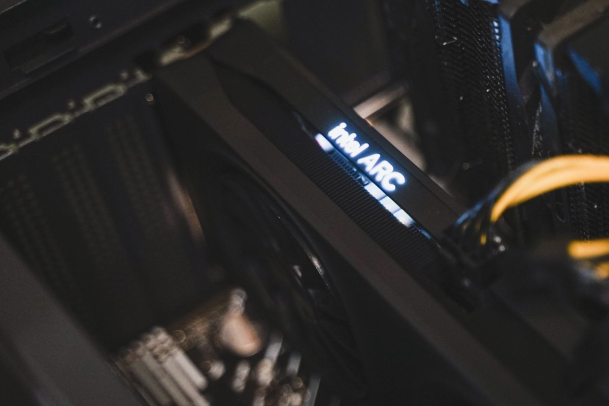 Intel Arc B580显卡性能评测：中端甜品卡超越上代旗舰(图15)