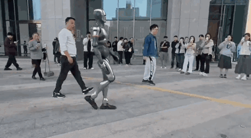 人形机器人前空翻技术实现跨越式突破(图4)