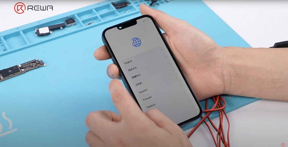 iPhone 16e拆解曝光电池续航提升与可维修性设计(图10) iPhone 16e拆解曝光电池续航提升与可维修性设计(图10)